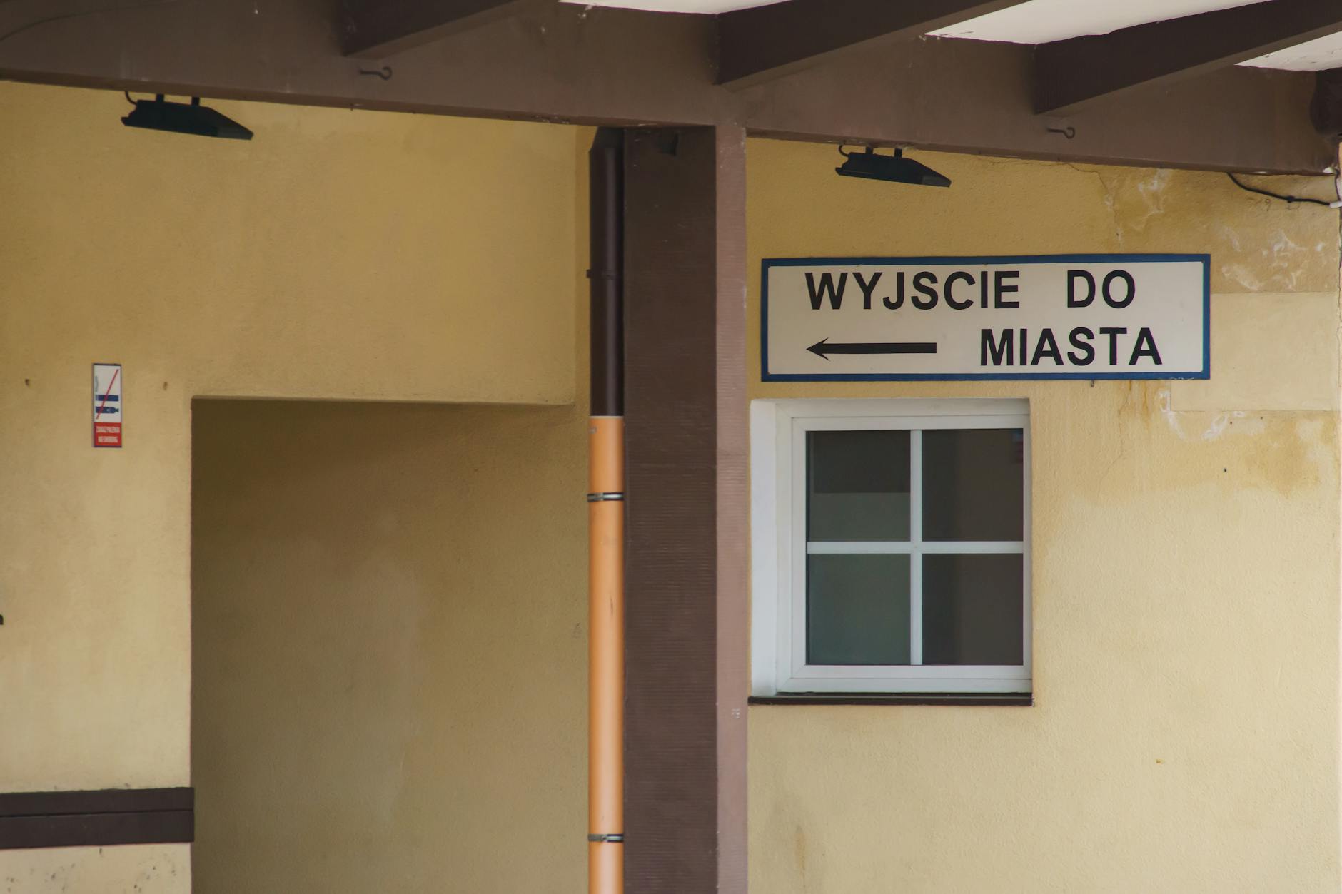 Grafika przedstawiająca kalendarz z zaznaczonymi terminami wizyt do specjalistów w Płocku, symbolizująca kolejki do specjalistów Płock.