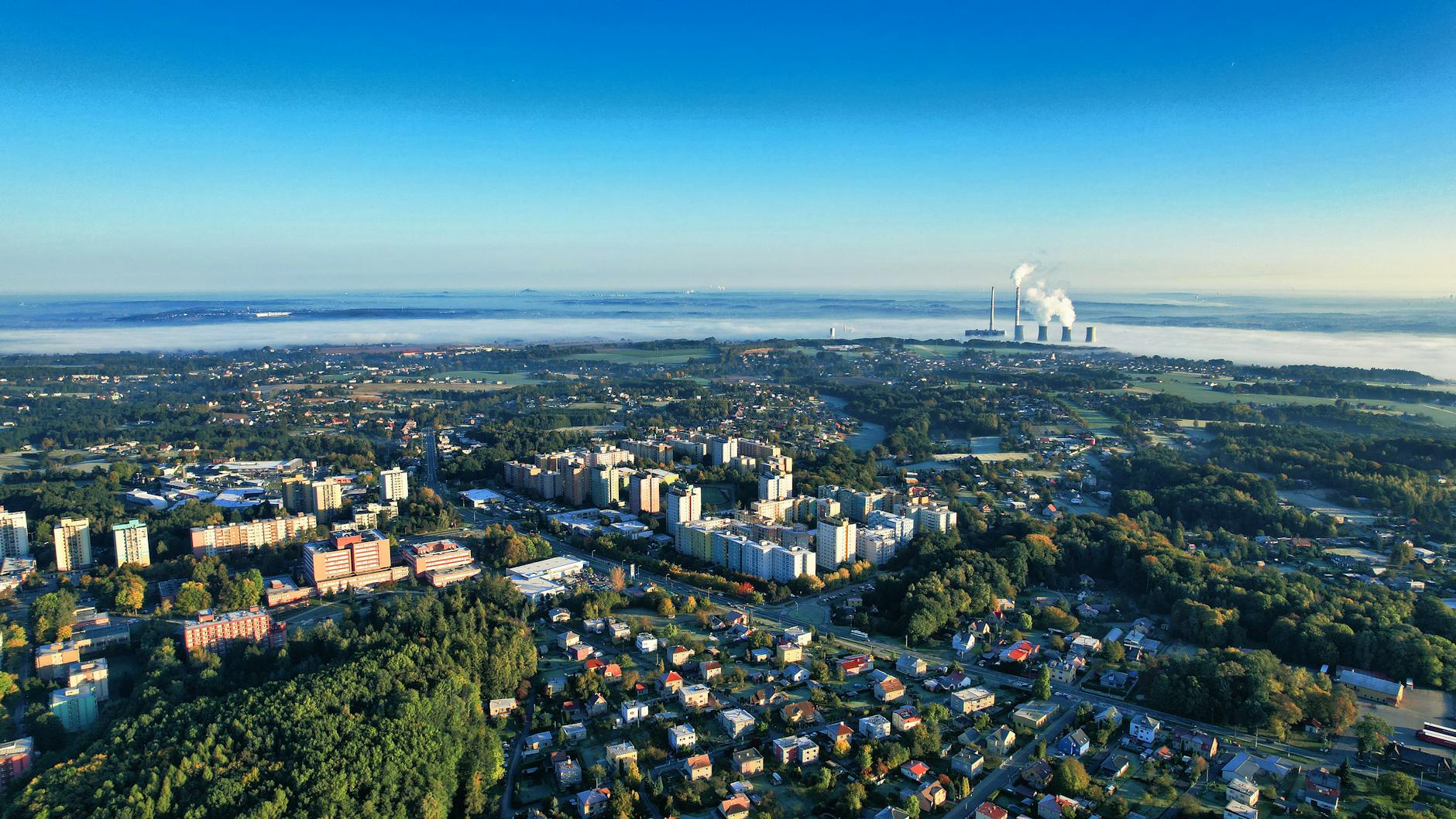 Mapa Płocka z zaznaczonymi stacjami pomiarowymi jakości powietrza i ikoną informującą o jakości powietrza