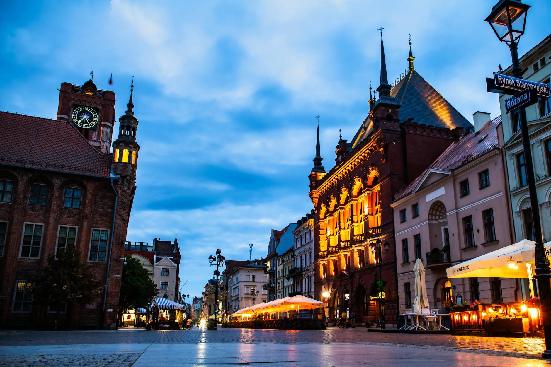 Wykres przedstawiający stopę bezrobocia i przeciętne wynagrodzenie w Płocku na przestrzeni lat.