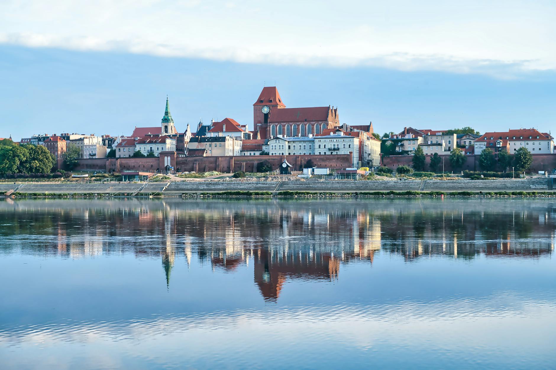Piłkarze Wisły Płock na boisku, symbolizujący walkę o PKO Ekstraklasę, ale bez awansu do pucharów.