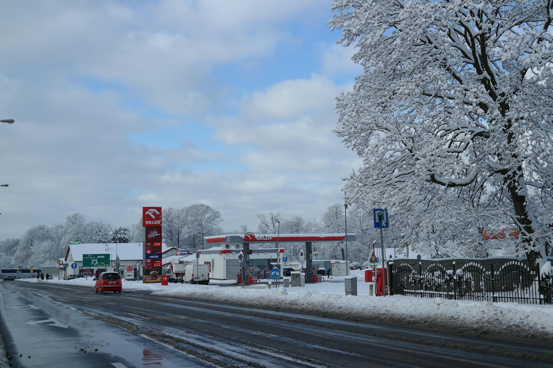 Grafika symbolizująca logo Orlenu z napisem 'Oferty pracy Płock' i ikonami symbolizującymi rozwój zawodowy.